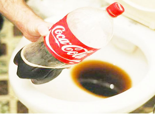 Thông cống bằng nước coca có thật sự hiệu quả không?